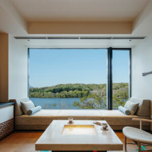 ピュアな静寂感にうっとり！ 北海道、ポロト湖の湖畔に佇む宿。