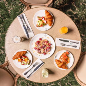 パリの朝食の新定番に。オペラ座のお隣「カフェ・ドゥ・ラ・ペ」でスマッシュ・クロワッサンを！