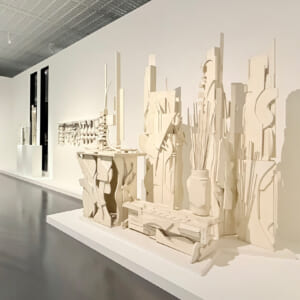 パリからアートのプチ・トリップ。廃材彫刻の先駆者『ルイーズ・ネヴェルソン展』へ。