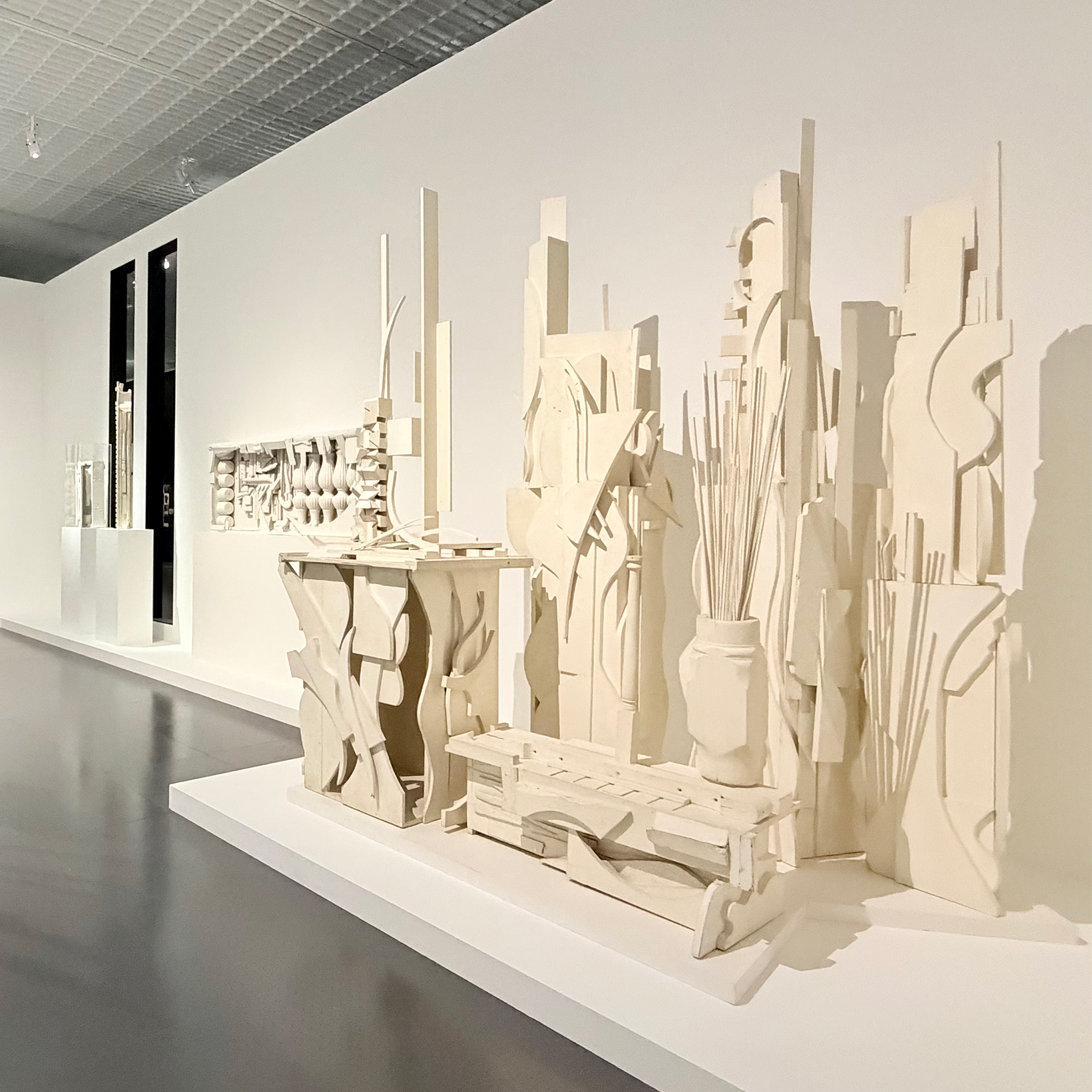 パリからアートのプチ・トリップ。廃材彫刻の先駆者『ルイーズ・ネヴェルソン展』へ。