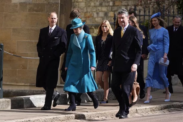 アン王女は、兄のエドワード王子、夫のティモシー・ローレンス卿とともに、セント・ジョージ礼拝堂に到着した。（ウィンザー、2026年4月5日）photography: Chown Aaron/PA Photos/ABACA