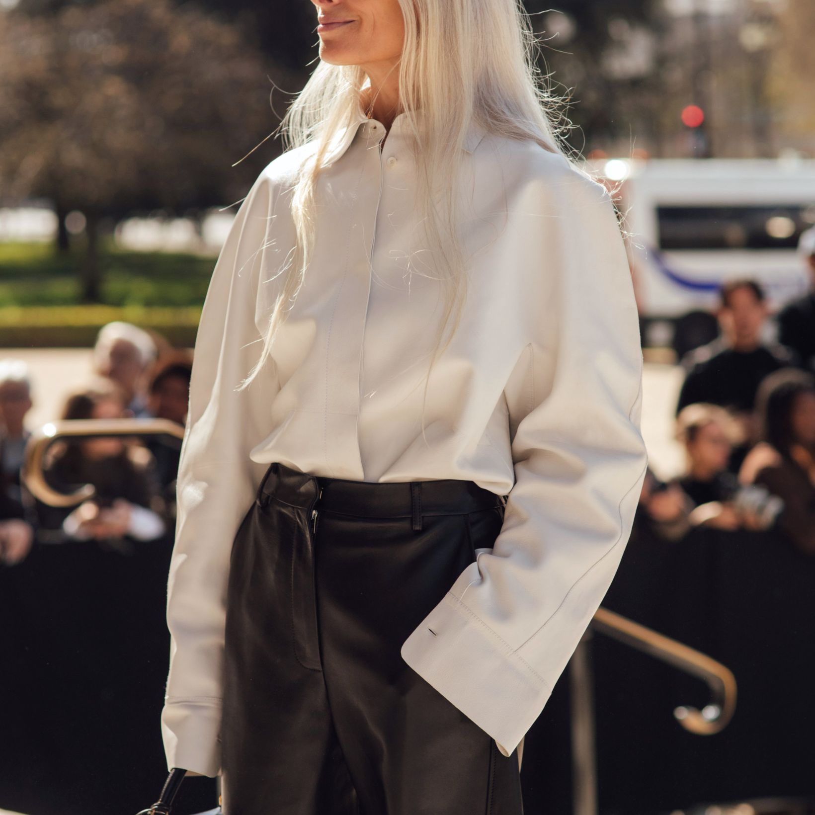 定番の白シャツを更新。ワントーン、スカーフ、前後逆、海外スナップに見る7人の着こなし。